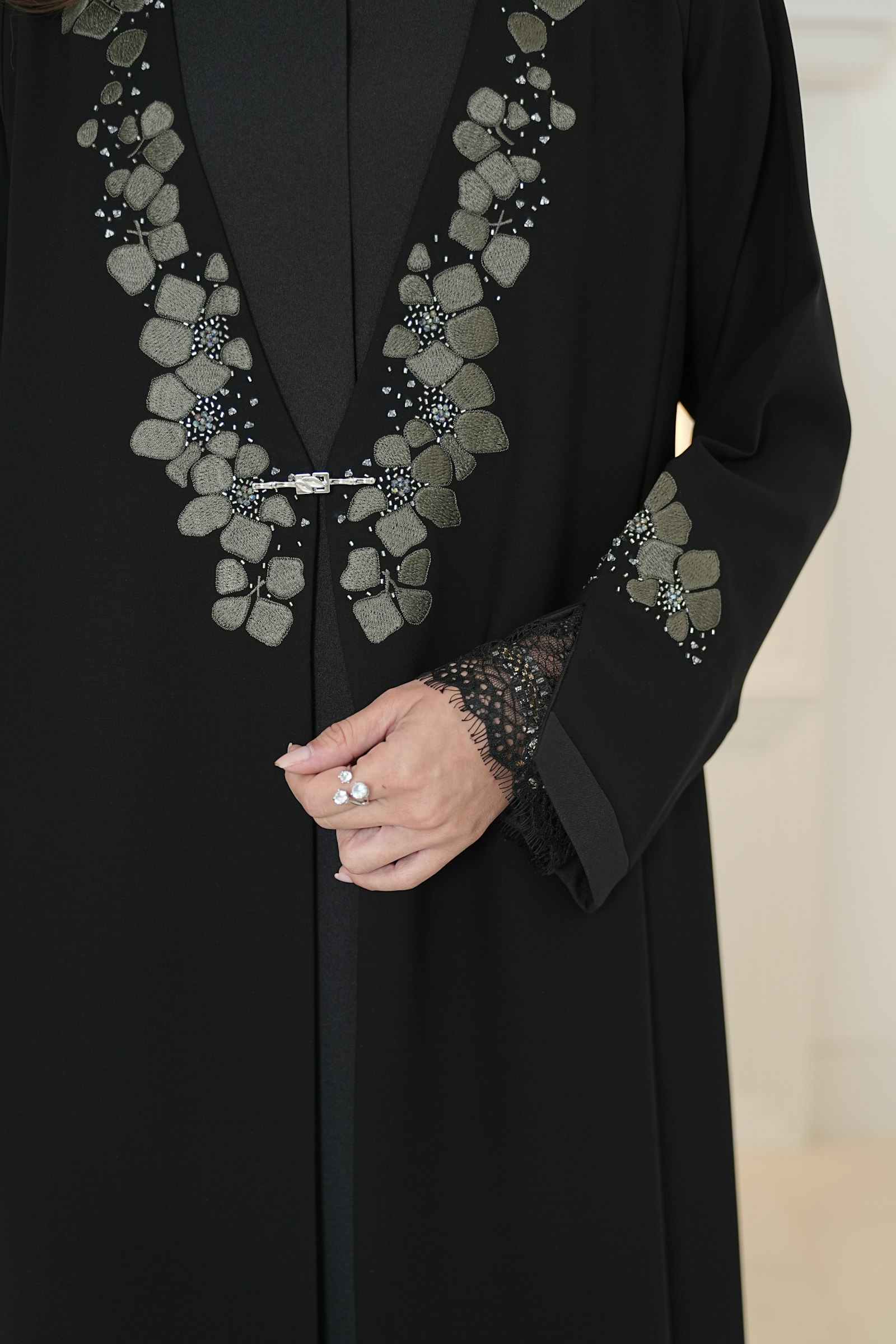 Détail broderie d'une abaya Ruhi Collection
